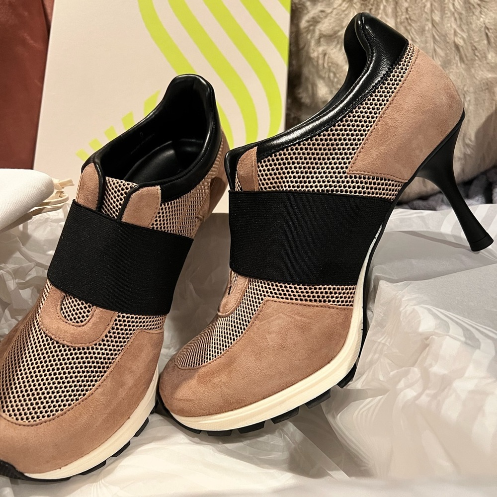 SNEEX - BRAND NEW - Camel/Black-Metallic Black Size 9
